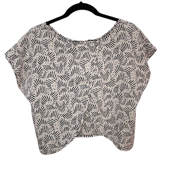 Forever 21 Open Back Crop Top Sheer Geometric Thin White and Black Shirt Size S - Picture 3 of 8